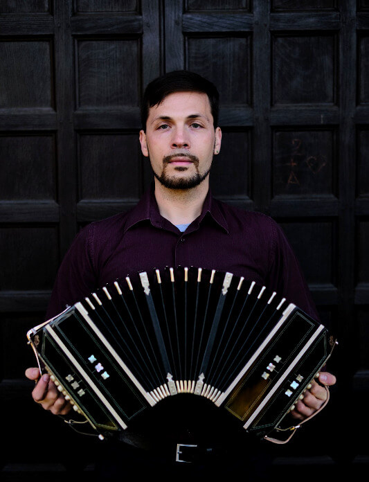 Bandoneon player Omar Caccia gives bandoneon lessons online.