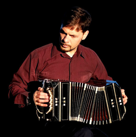 Omar Caccia, bandoneonista italiano formatosi in bandoneon al Conservatorio di Buenos Aires, da lezioni online di bandoneon.